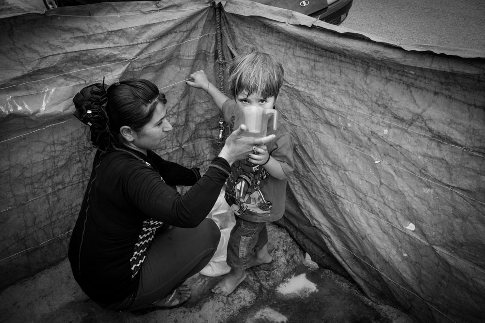  تصوير الكساندر افونسو - نازحون ايزديون لا يملكون شيئا لكنهم يهبون كل شيء 